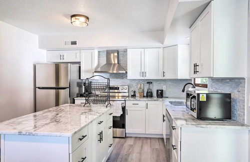 Bedford Condo | 5 Mi to UT: Quiet Toledo Duplex Near Parks!