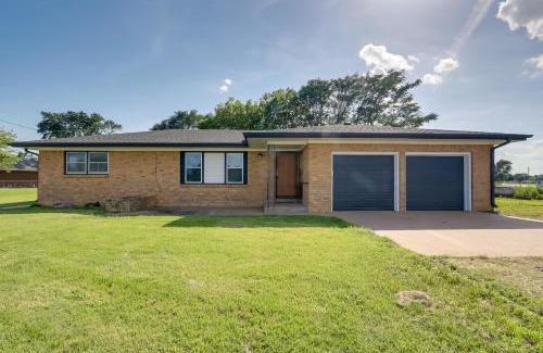 Wichita House | 5 Mi to Zoo Family Retreat in Wichita!