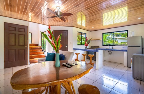 Parrita House | 5 min drive to beach-paved roads-6 bedroom-sleep 12-fast WiFi-pool