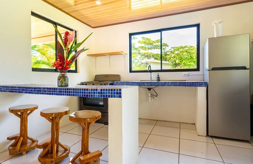 Parrita House | 5 min drive to beach-paved roads-6 bedroom-sleep 12-fast WiFi-pool