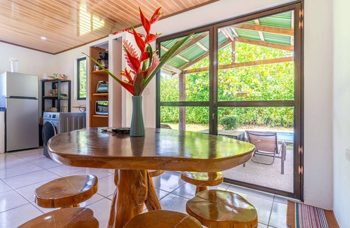 Parrita House | 5 min drive to beach-paved roads-6 bedroom-sleep 12-fast WiFi-pool
