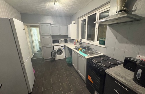 Castle House | 5 min from City Centre w/Fast Wifi, Parking, Sea View & More! | 5 BR House