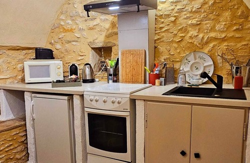 Saint-Maximin House | 5 min from Uzes Logement de charme with jacuzzi in its beautiful courtyard.