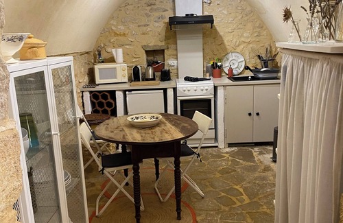 Saint-Maximin House | 5 min from Uzes Logement de charme with jacuzzi in its beautiful courtyard.