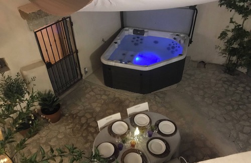 Saint-Maximin House | 5 min from Uzes Logement de charme with jacuzzi in its beautiful courtyard.