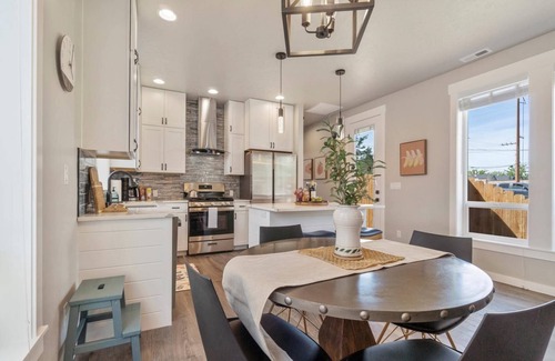 Boise House | 5 min to BSU + 8 min to Downtown | Brand New Build! Happy Decor! Quiet Patio w/Seating & BBQ