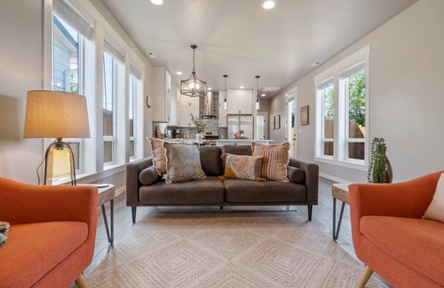 Boise House | 5 min to BSU + 8 min to Downtown | Brand New Build! Happy Decor! Quiet Patio w/Seating & BBQ