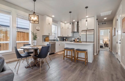 Boise House | 5 min to BSU + 8 min to Downtown | Brand New Build! Happy Decor! Quiet Patio w/Seating & BBQ