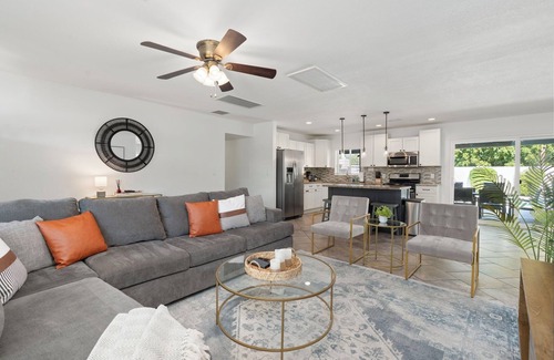 Papago Parkway House | 5 min to Old Town l Heated Pool