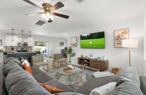 Papago Parkway House | 5 min to Old Town l Heated Pool