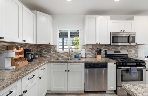 Papago Parkway House | 5 min to Old Town l Heated Pool
