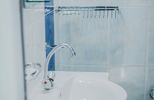 Primorski Hotel | 5 Min. vom Strand, Mineralwasser Pool, Budget Zimmer mit Großem Balkon