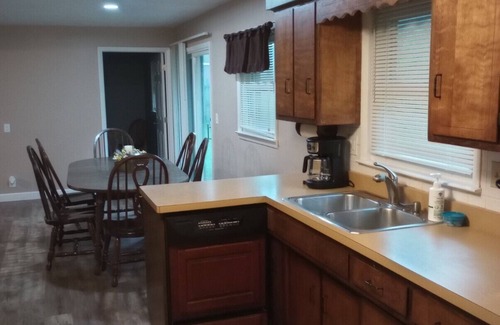 Muncie House | 5 min walk to BSU Campus - Quiet Neighborhood