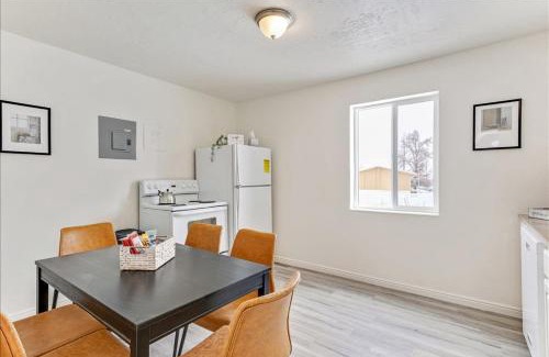 Bountiful Apartment | 5 Mins off i15 Pickle Ball Courts Close By