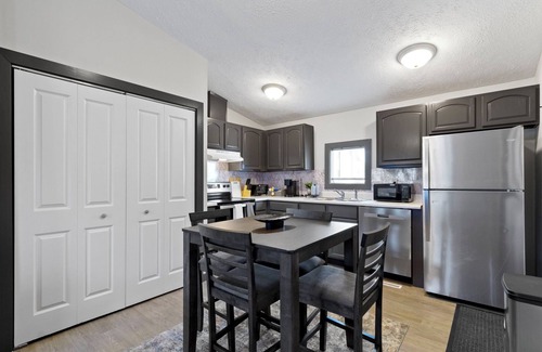 Westfield House | 5 mins to Grand Park, 15 mins to Ruoff, pet-friendly, peaceful environment!