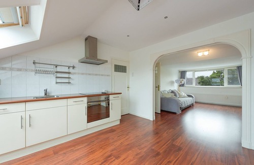 Bohemen en Meer en Bos Apartment | 5 minute walk to beach! Cozy top bedroom apartment.