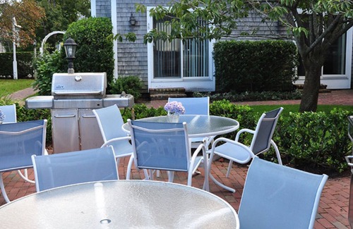 Brant Point House | 5 minute walk to beach and town in Brandt Point!