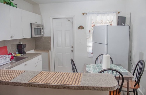 Allapattah House | 5 minutes away from MIA! 10 Minutes away from Port of Miami!