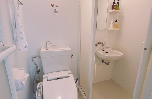 Kita House | 5 minutes by train, 10 minutes by JR/10 minutes from Umeda 5 minutes/9 minutes by Namba/7 minutes by Shintobashi/45 minutes by Kyoto/private safety bath/wifi