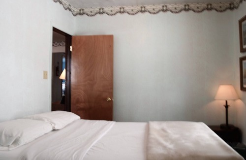 Leon House | 5 minutes to Little River Lake! Three-Bedroom Cottage -Accommodates 7 guests