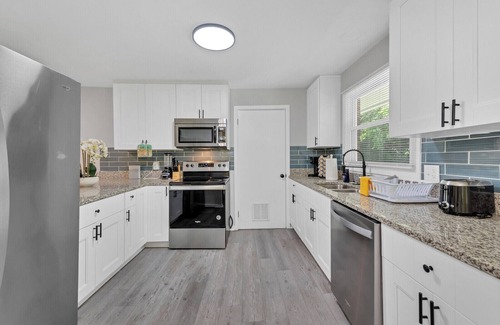 Portsmouth House | 5 Minutes to the Casino!Family sized home 3 bedroom with patio and a game room