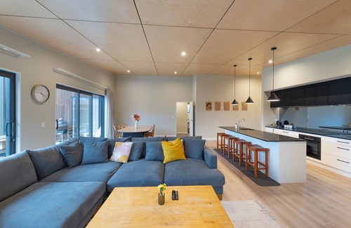 Lake Hawea House | 5 minutes to the lake front! Brand new, modern, spacious 3 bedroom home.🏡