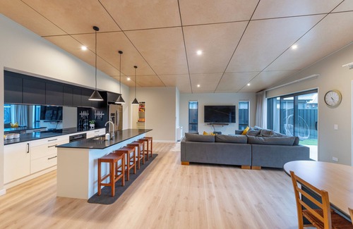 Lake Hawea House | 5 minutes to the lake front! Brand new, modern, spacious 3 bedroom home.🏡