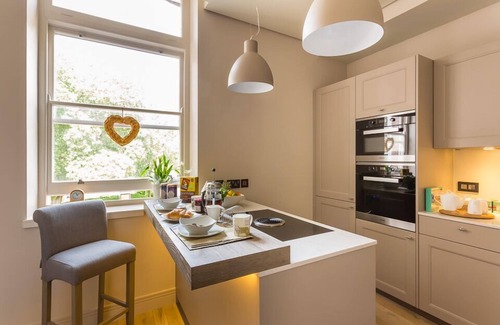 Exeter Apartment | 5* reviews - Apt in iconic bldg, Exeter, King Beds, 2 Baths, parking, gym, EV.