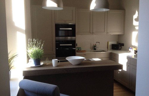Exeter Apartment | 5* reviews - Apt in iconic bldg, Exeter, King Beds, 2 Baths, parking, gym, EV.