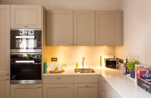 Exeter Apartment | 5* reviews - Apt in iconic bldg, Exeter, King Beds, 2 Baths, parking, gym, EV.