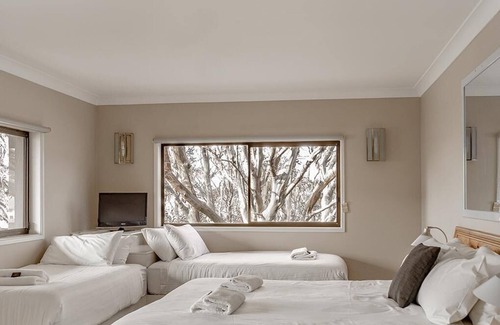 Perisher Valley Hotel | 5 Share - 5 Share Room - Mt Perisher Views