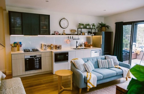 Penrose Cabin | 5 star couples hideaway in the country, enjoy privacy and space - w hot tub