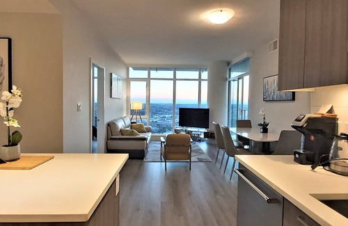 Burnaby Condo | 5 Star Luxury 2 Bed 2 Bath Condo in Brentwood