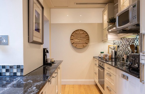 Warwick Apartment | 5-STAR LUXURY, Super Location, Air Con, Private Garden, Car Service & More!