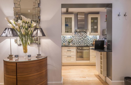 Warwick Apartment | 5-STAR LUXURY, Super Location, Air Con, Private Garden, Car Service & More!