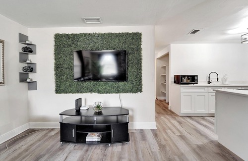East Tampa House | 5 Star Renovated Home/Mins to Tampa General Hospital/Hot Tub