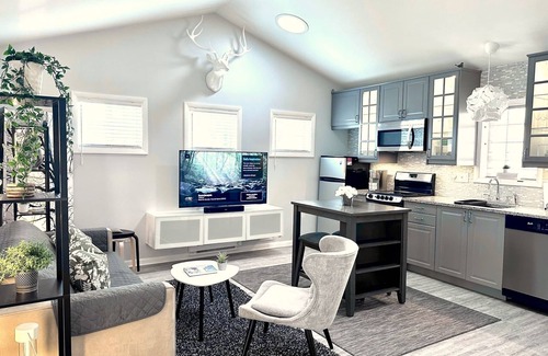 Keewaydin House | 5 STARS! MPLS-ST PAUL "THE COTTAGE" LK NOKOMIS/MNHAHA FALLS/MOA/ONE-LEVEL-LIVING