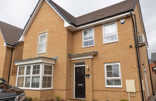 Milton Keynes House | 5 Swiftsure - Stunning 4 Bed Home, free parking