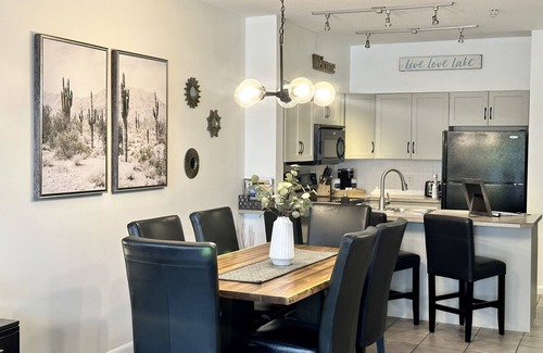 South Pandosy Condo | 5 ⭐️ Unit 437 - Sol Terra Stays - Bright 2 bdrm with Pool & Courtyard Views