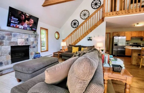 Pocono Lake House | $50 Credit! Billiards Table, Shuffleboard