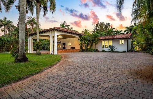 Golden Glades Villa | 500 m² Villa ∙ 5 bedrooms ∙ 16 guests