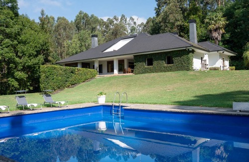 Urduliz Villa | 500 m² Villa ∙ 6 bedrooms ∙ 14 guests