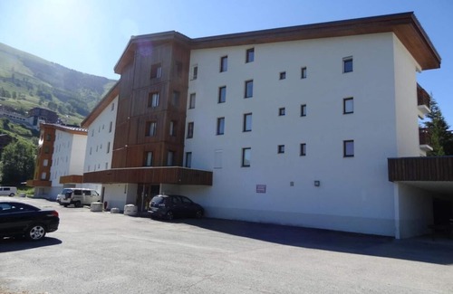 Mont-de-Lans Apartment | 50m from ski slopes, 3rd floor, balcony, tv, ski locker, 29m², Les 2 Alpes