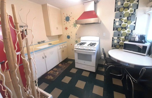 Moreno Valley Apartment | 50s-Vibe Aparthotel with Full Kitchen near Lake Perris