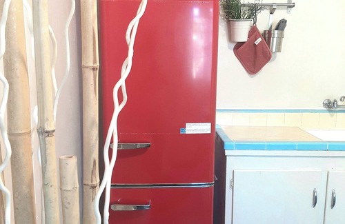 Moreno Valley Apartment | 50s-Vibe Aparthotel with Full Kitchen near Lake Perris