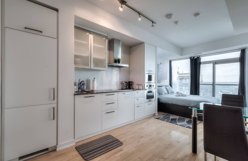 Toronto Entertainment District Condo | 50th+ floor lake view condo beside CN tower