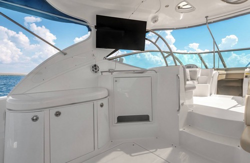 Harbour Island Boat Rental | 52' Cruisers Express Yacht in the heart of downtown Tampa!