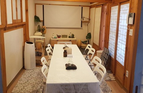 Gahoe-dong House | 52salon Hanok Guesthouse