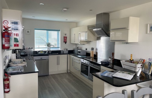 Milford on Sea House | 53Searoad, Sea Views,The Needles & The Isle of White, 3 bed, garden, beach, dogs