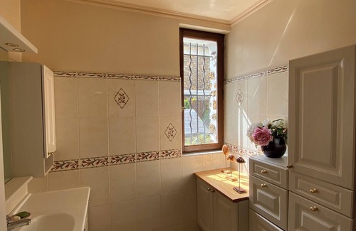 Maisons-Alfort Bed & Breakfast | 540 sq ft - full master suite and living room